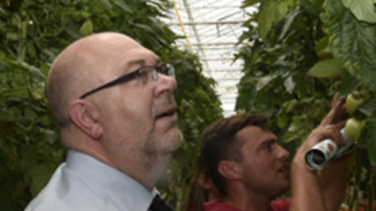 Stéphane Travert visite deux exploitations engagées dans la réduction des produits phytosanitaires